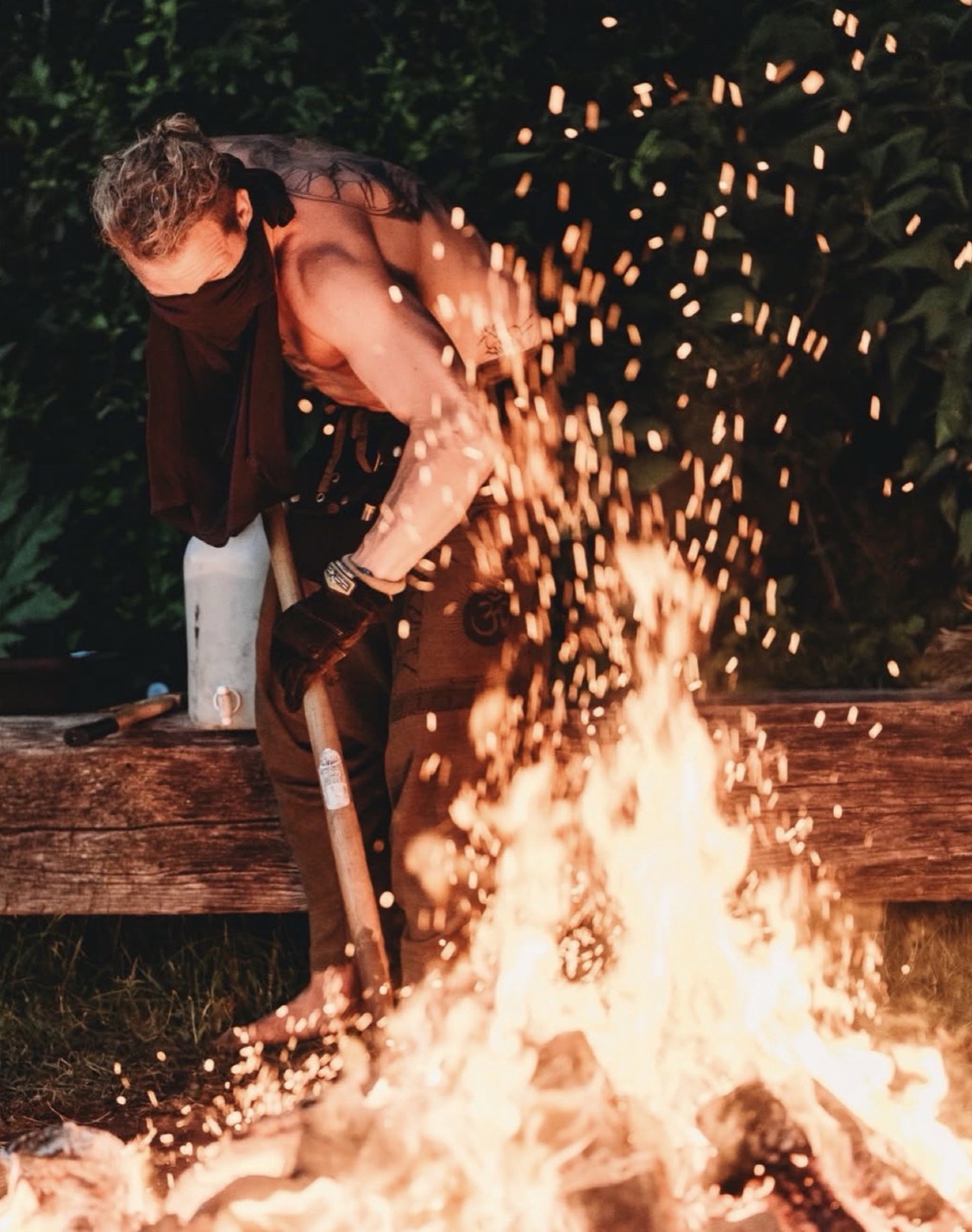 Een man bij het vuur, vonken in het donker